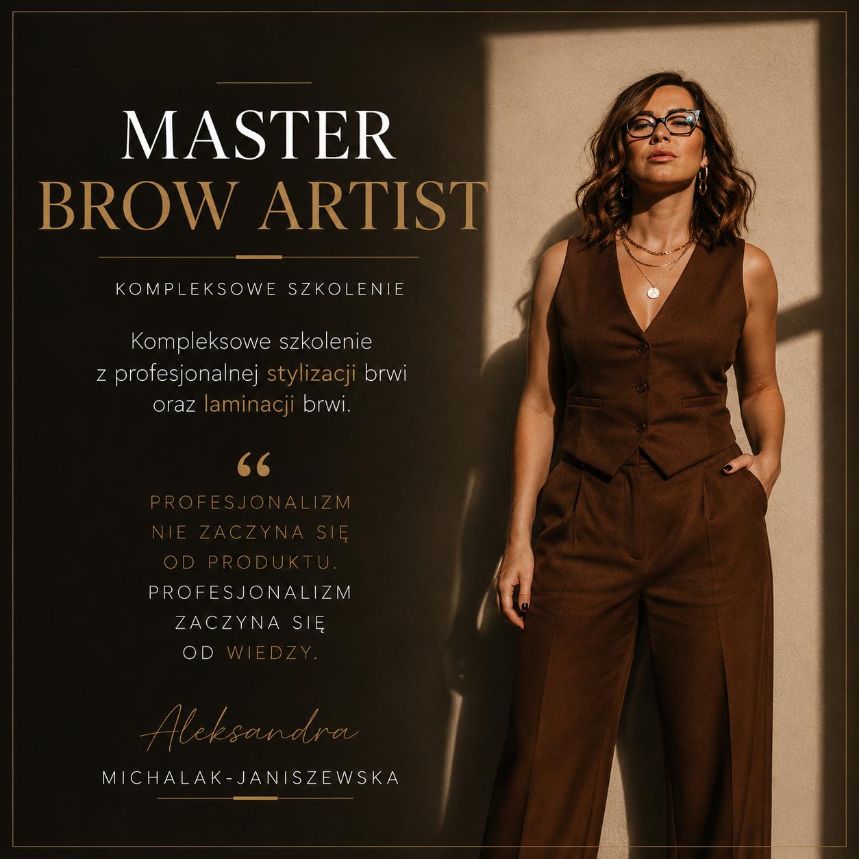 Grafika szkolenia Master Brow Artist — Aleksandra w brązowej kamizelce na tle piaskowej ściany